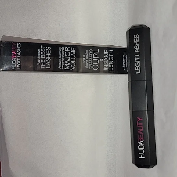 Huda Beauty Light Lashes 2 Mascaras in 1- 7ml - Very Vanta (Extreme Black) - Image 4